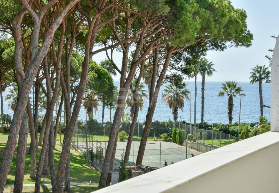 Luxury Beachside Property Steps from the Sea in the Golden Mile