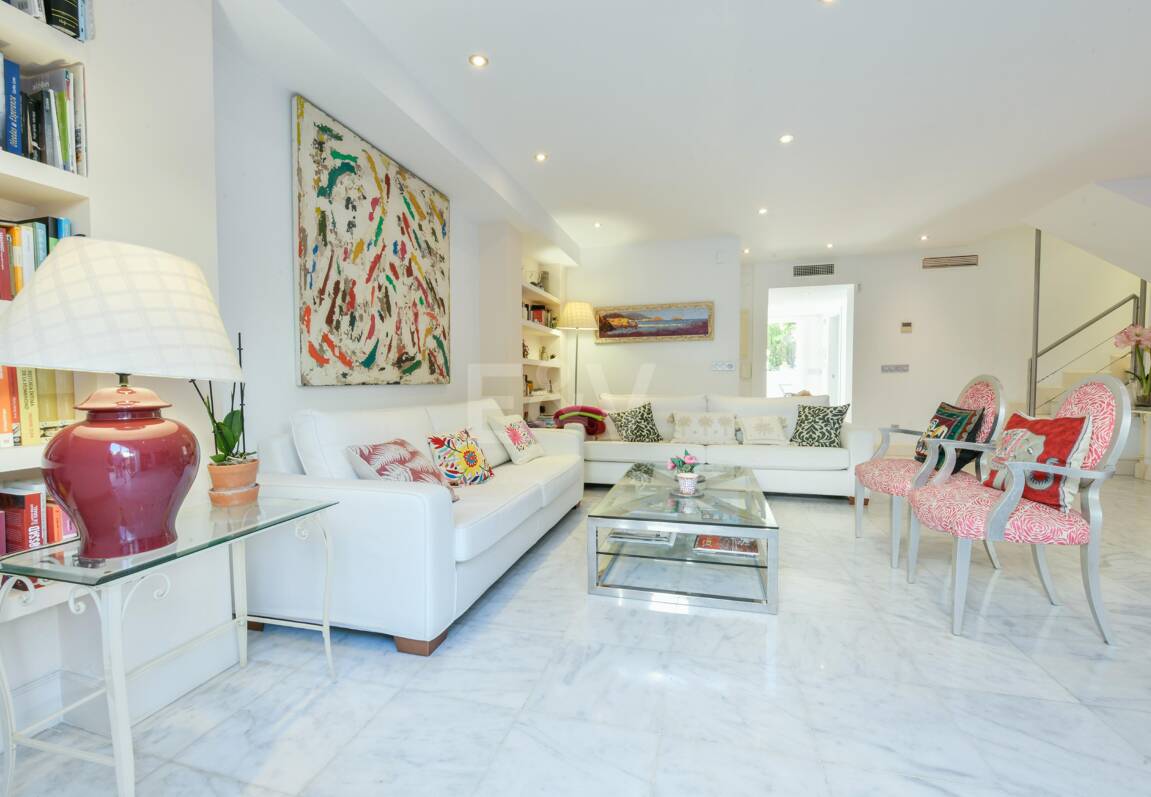 Luxury Beachside Property Steps from the Sea in the Golden Mile