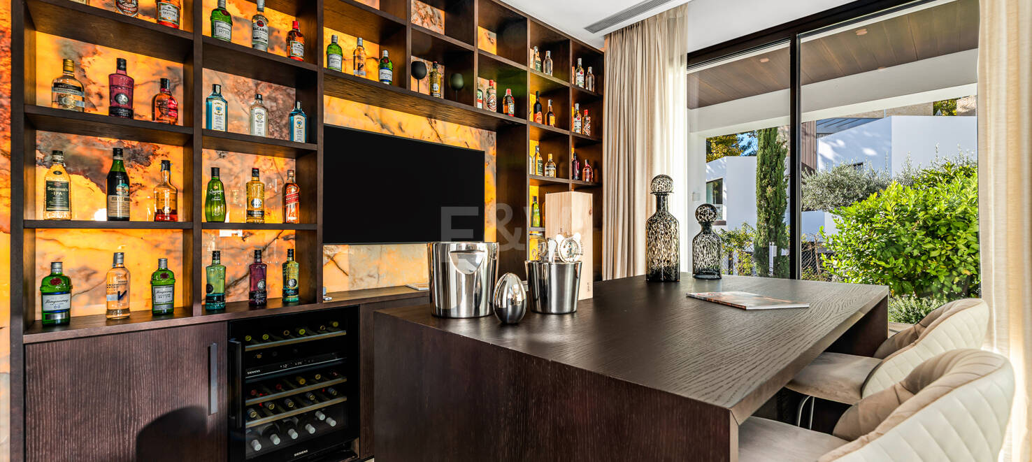 Luxusvilla in geschlossener Wohnanlage in fußläufiger Entfernung zum Strand