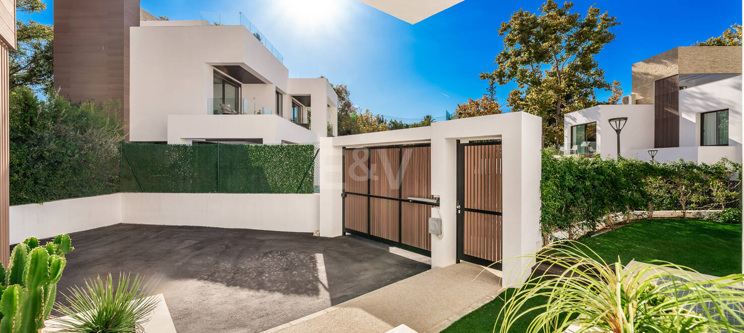 Luxusvilla in geschlossener Wohnanlage in fußläufiger Entfernung zum Strand