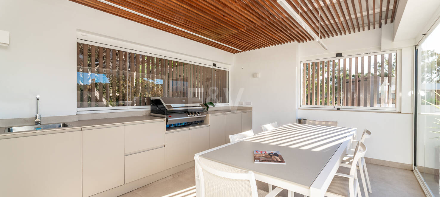 Luxusvilla in geschlossener Wohnanlage in fußläufiger Entfernung zum Strand