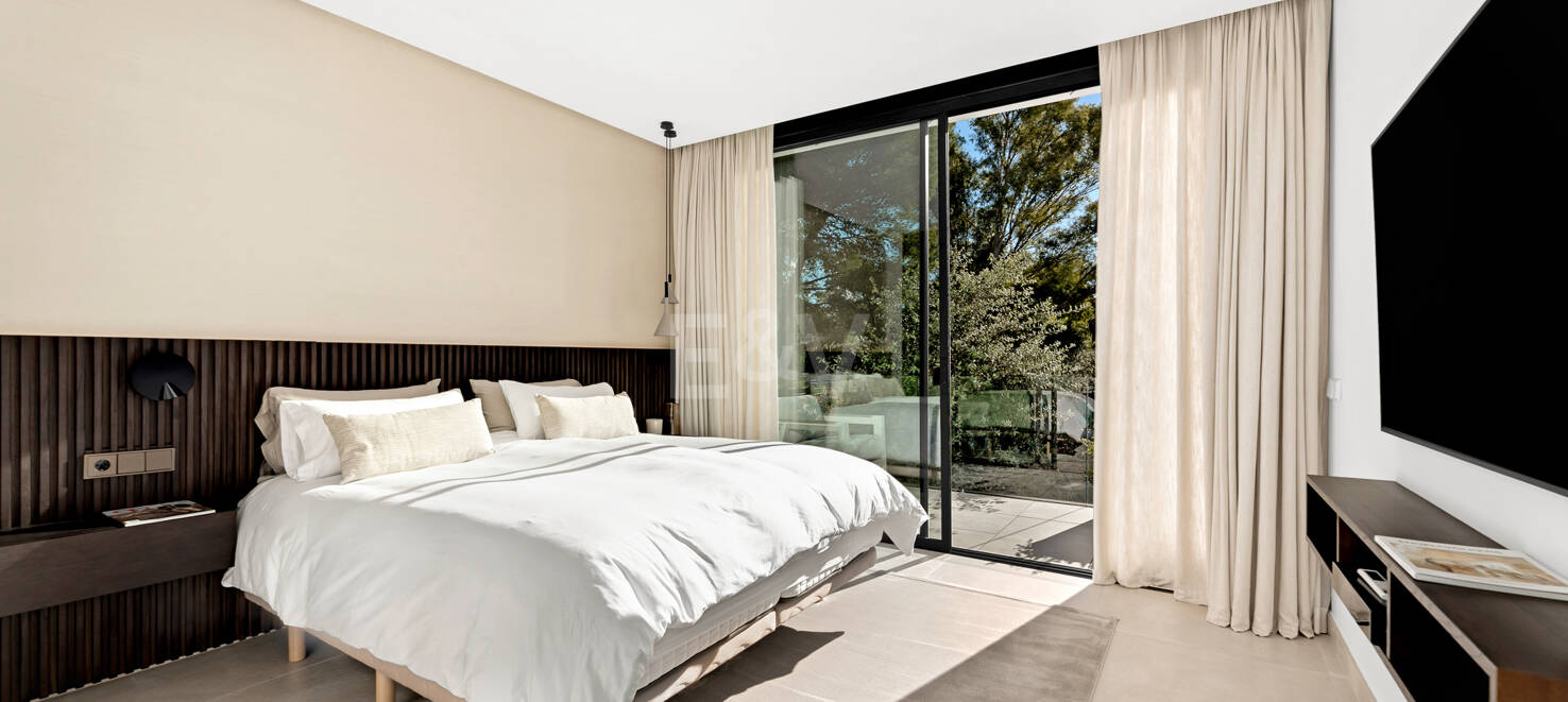 Luxusvilla in geschlossener Wohnanlage in fußläufiger Entfernung zum Strand