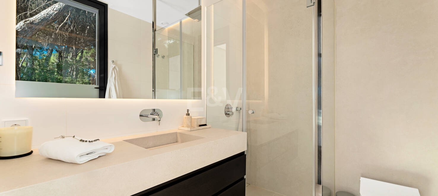 Luxusvilla in geschlossener Wohnanlage in fußläufiger Entfernung zum Strand