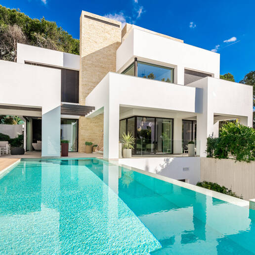 Luxusvilla in geschlossener Wohnanlage in fußläufiger Entfernung zum Strand