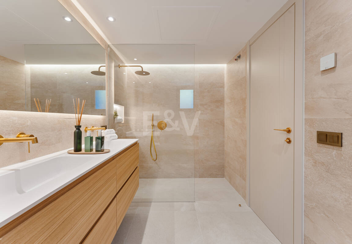 Makellose Villa an der Golden Mile mit Wunderschönem Meer- und Bergblick