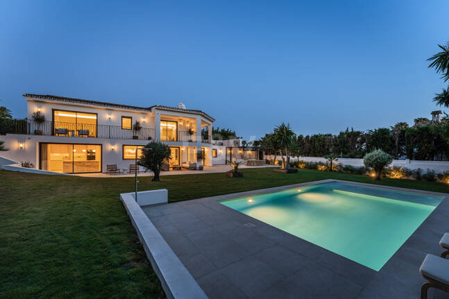 Makellose Villa an der Golden Mile mit Wunderschönem Meer- und Bergblick