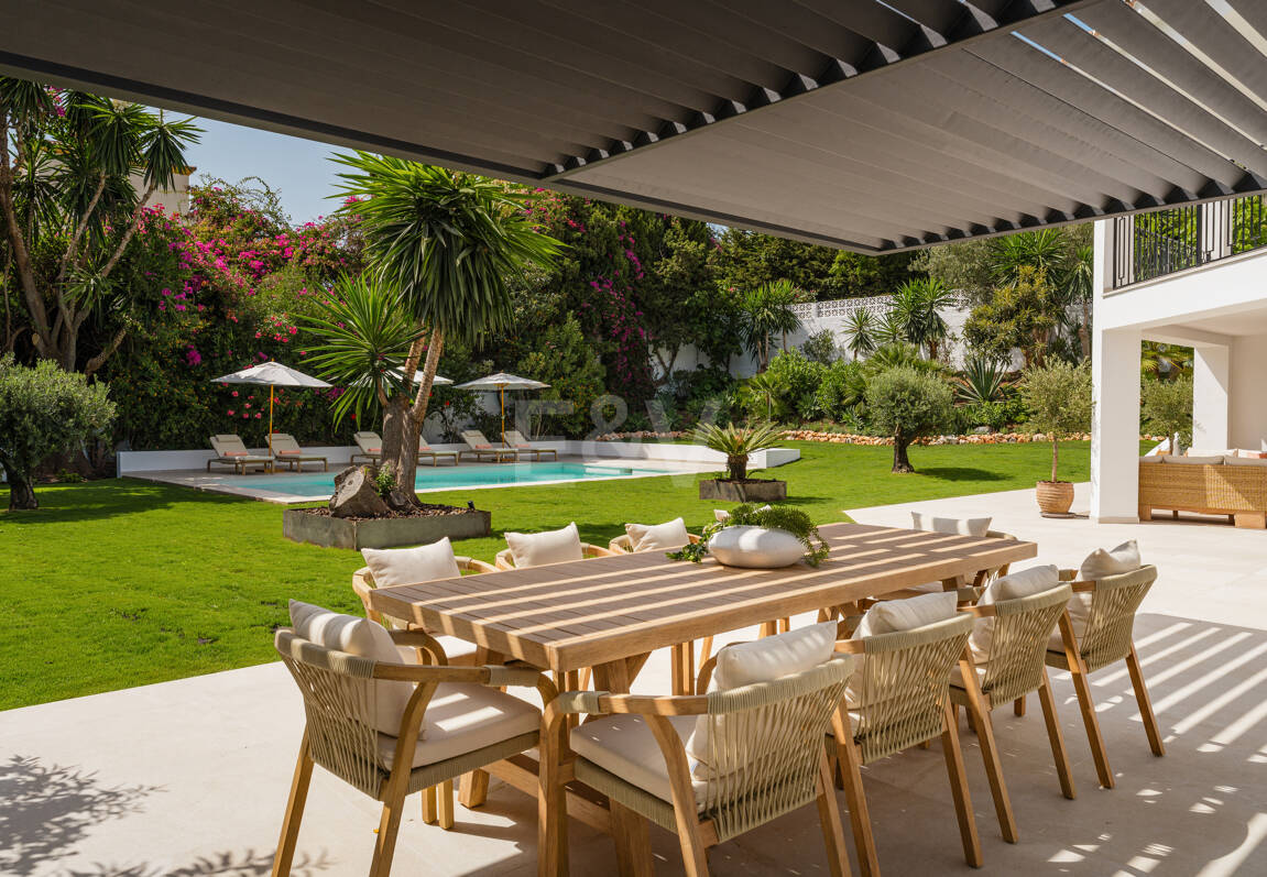 Makellose Villa an der Golden Mile mit Wunderschönem Meer- und Bergblick