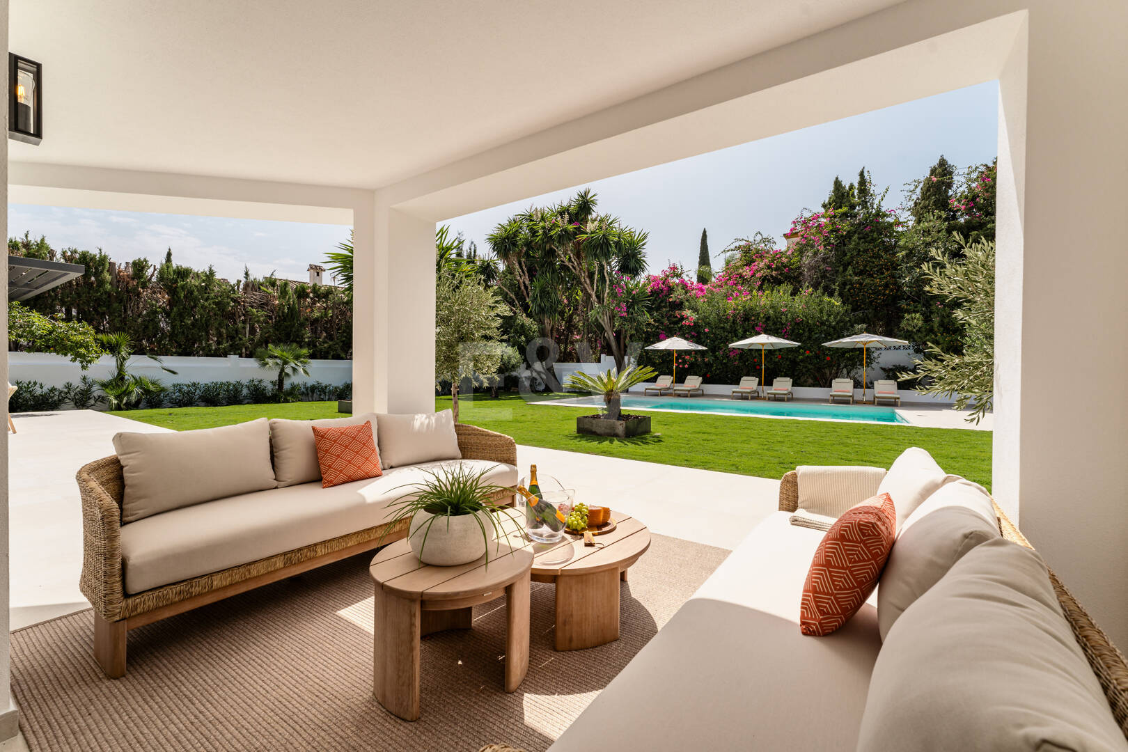 Makellose Villa an der Golden Mile mit Wunderschönem Meer- und Bergblick