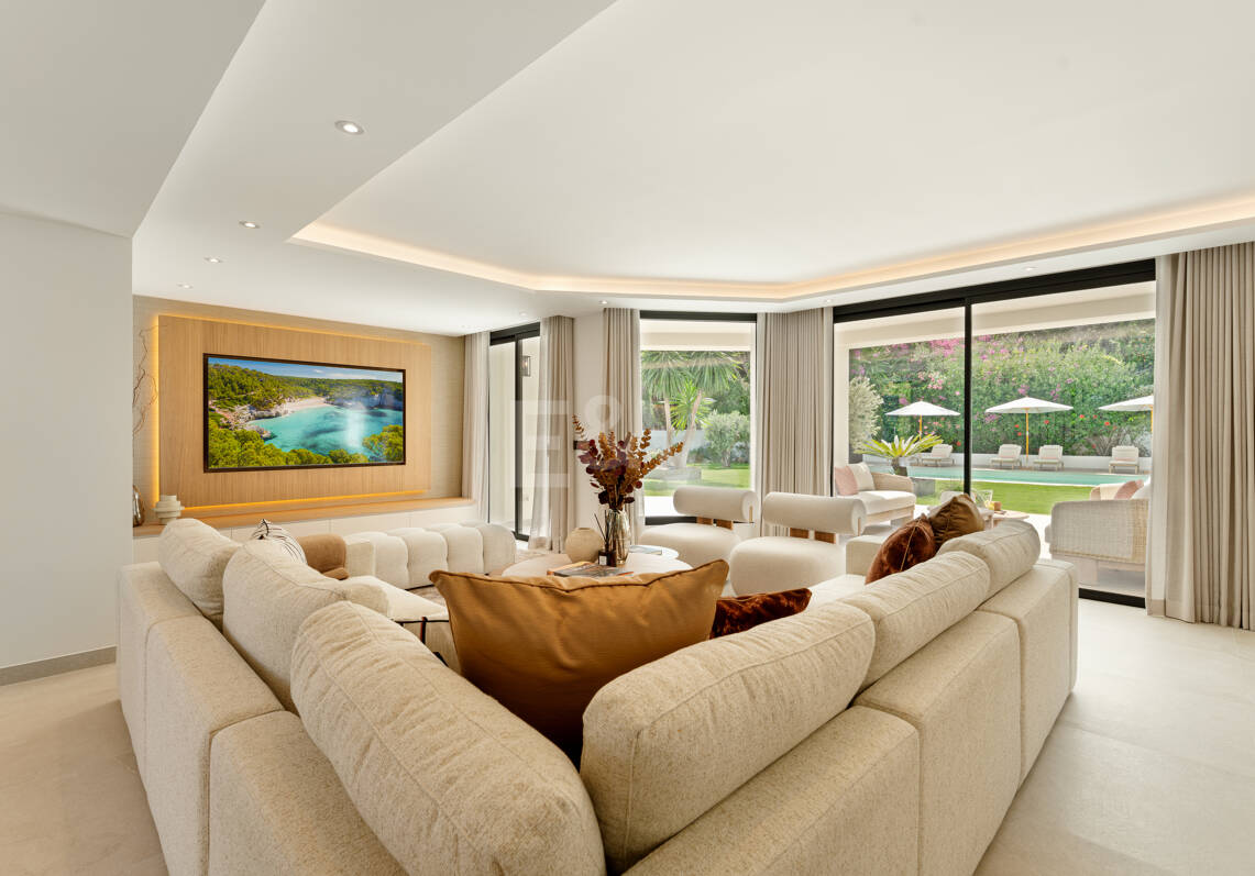 Impeccable Golden Mile Villa with Beautiful Sea and Mountain Views