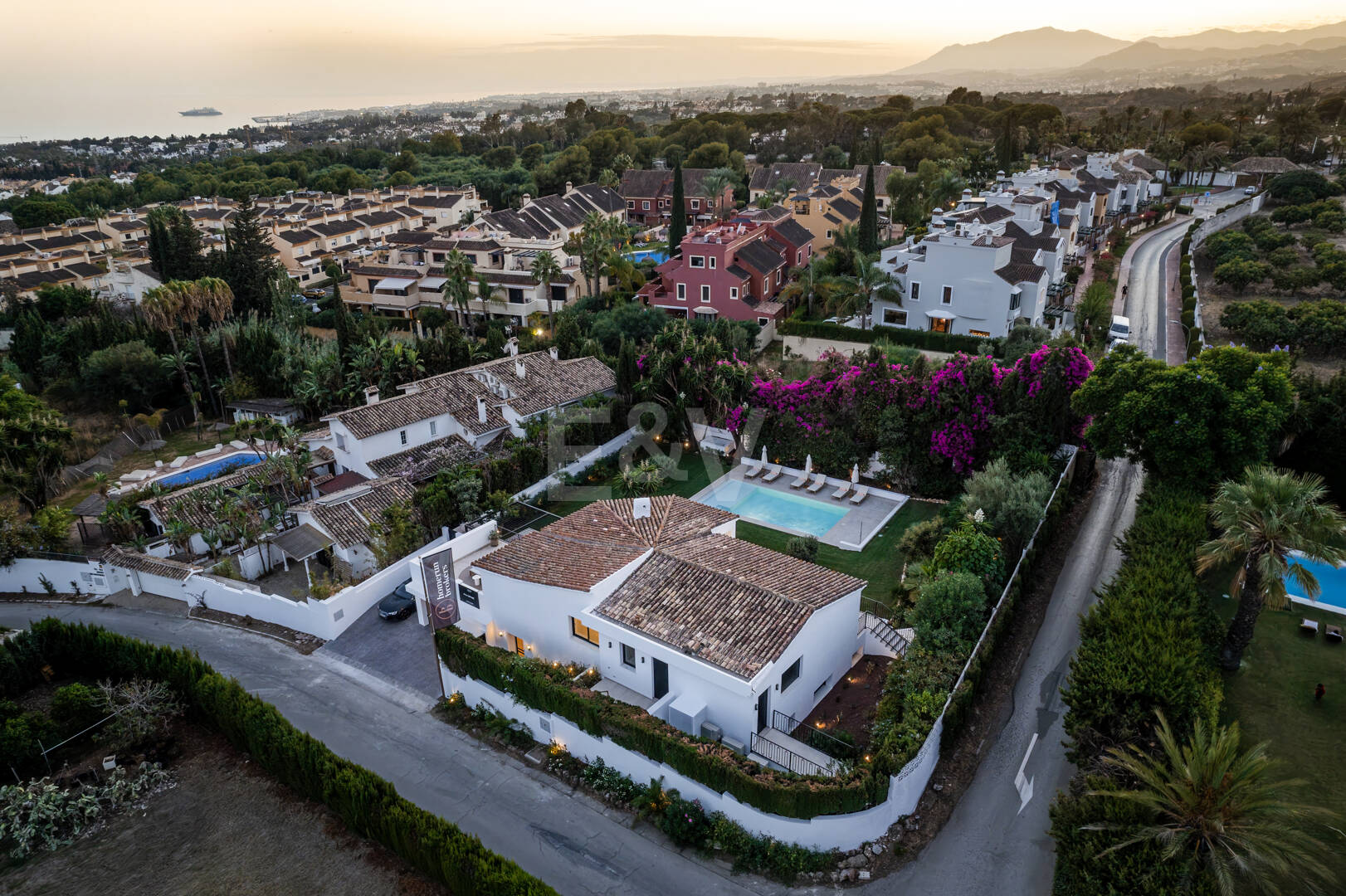 Makellose Villa an der Golden Mile mit Wunderschönem Meer- und Bergblick