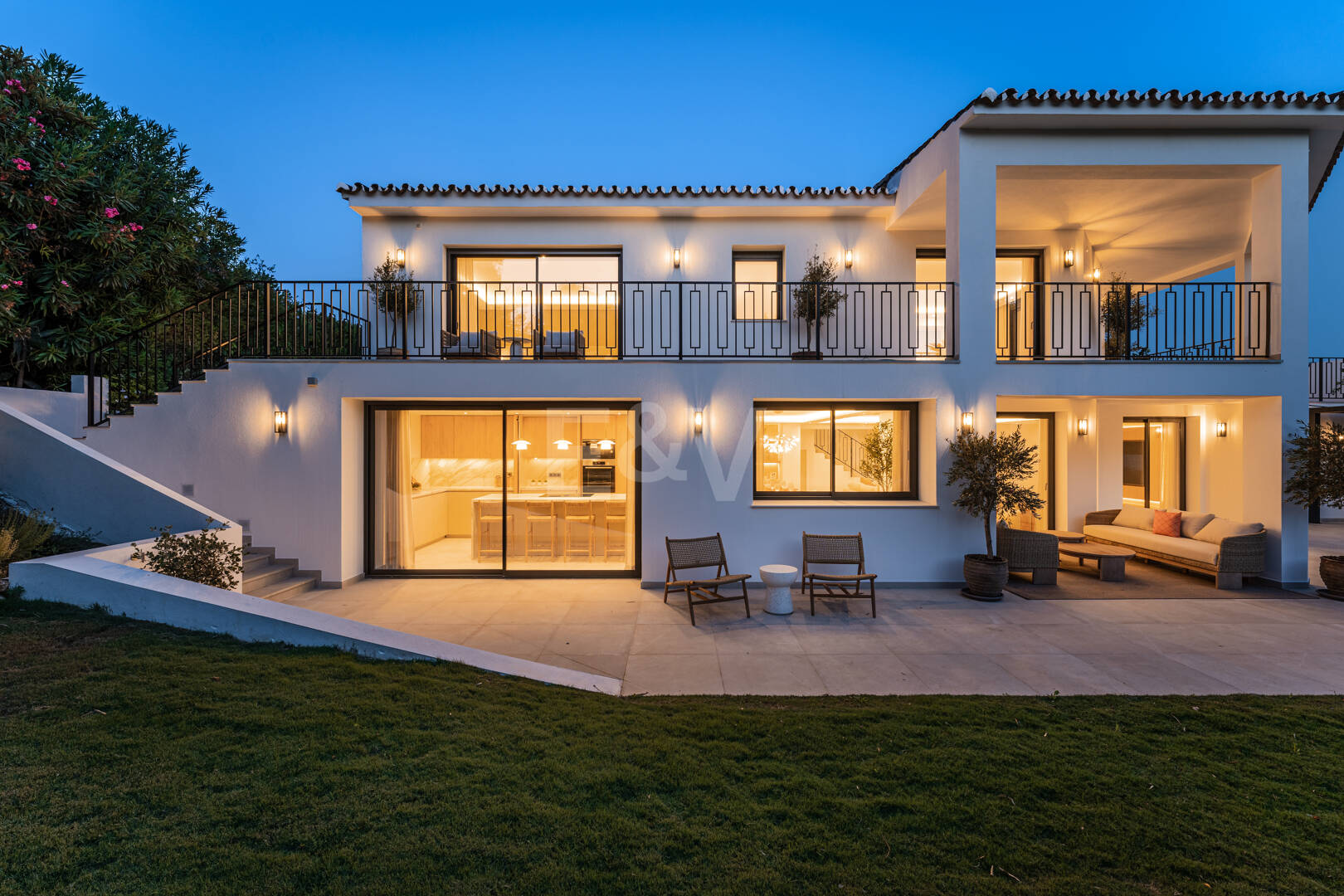 Makellose Villa an der Golden Mile mit Wunderschönem Meer- und Bergblick