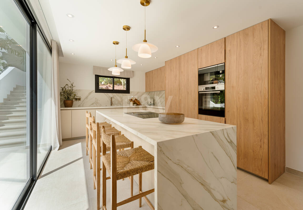 Makellose Villa an der Golden Mile mit Wunderschönem Meer- und Bergblick