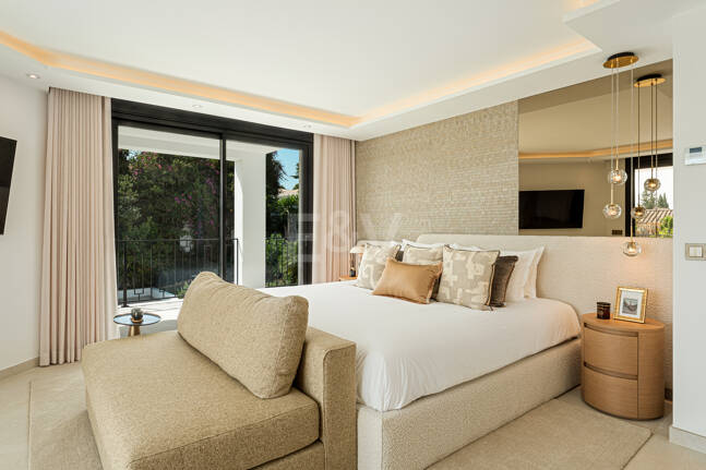 Makellose Villa an der Golden Mile mit Wunderschönem Meer- und Bergblick