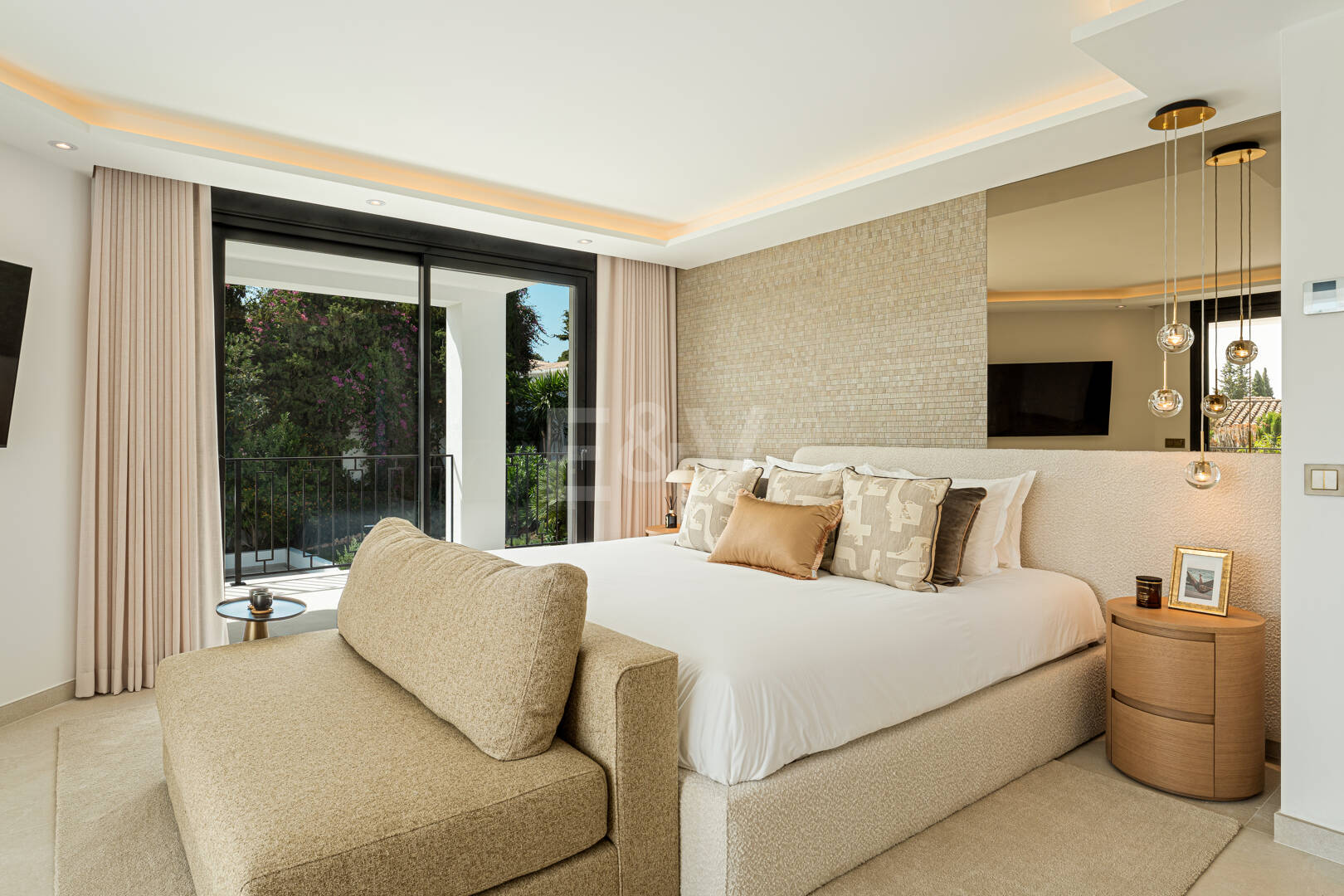 Makellose Villa an der Golden Mile mit Wunderschönem Meer- und Bergblick