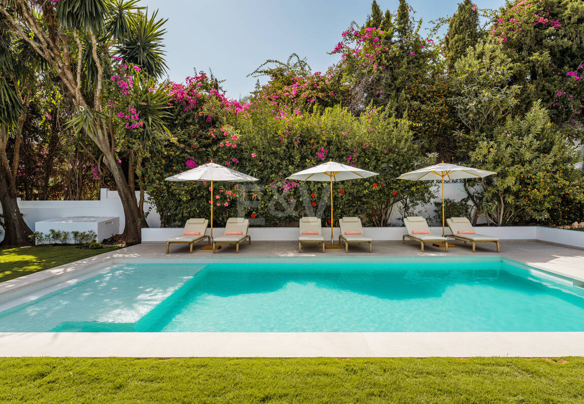 Makellose Villa an der Golden Mile mit Wunderschönem Meer- und Bergblick