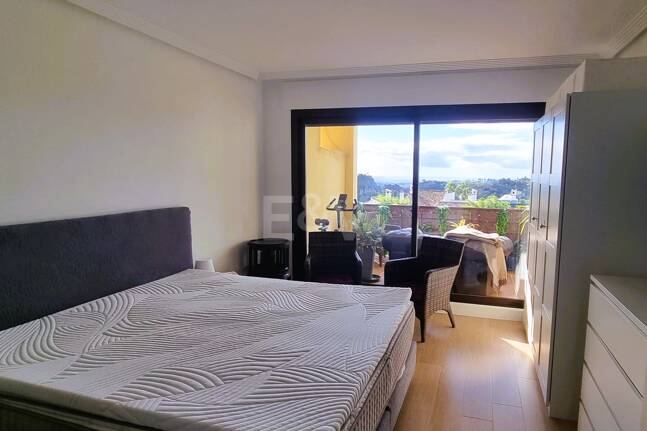 Apartment with Beautiful Sea Views and Golf Community Access