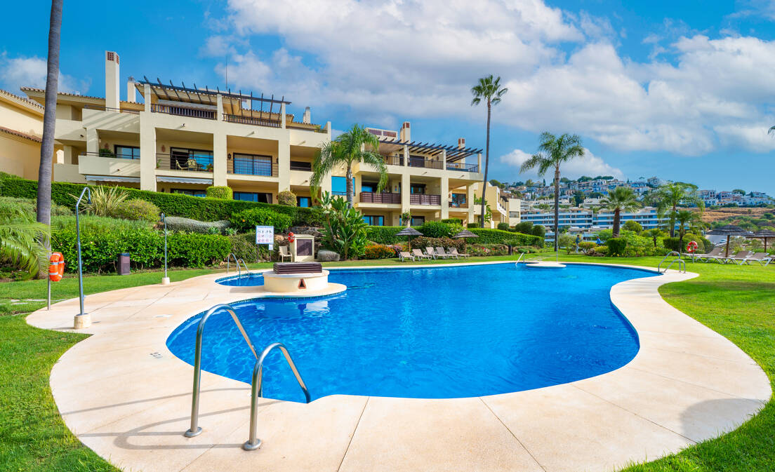 Apartment with Beautiful Sea Views and Golf Community Access