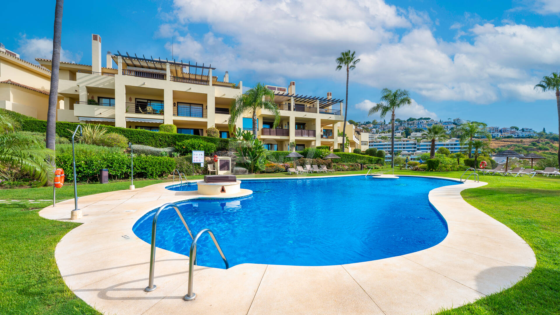 Apartment with Beautiful Sea Views and Golf Community Access