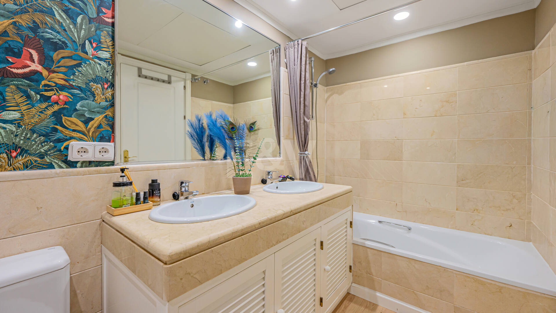 Apartment with Beautiful Sea Views and Golf Community Access