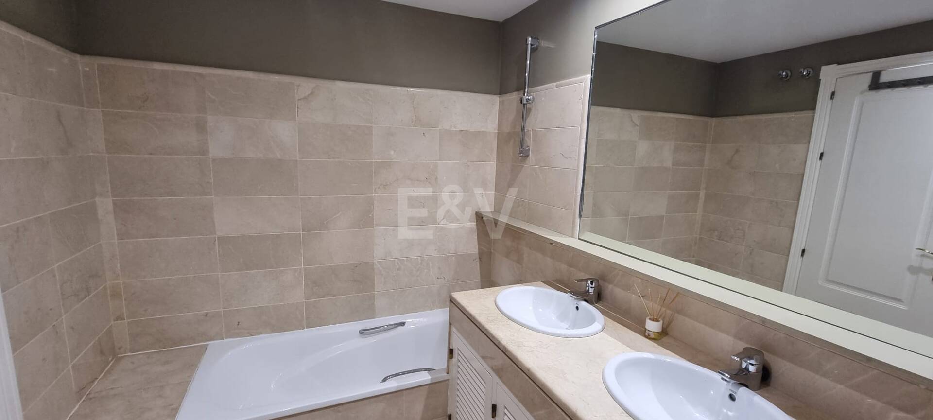 Apartment with Beautiful Sea Views and Golf Community Access