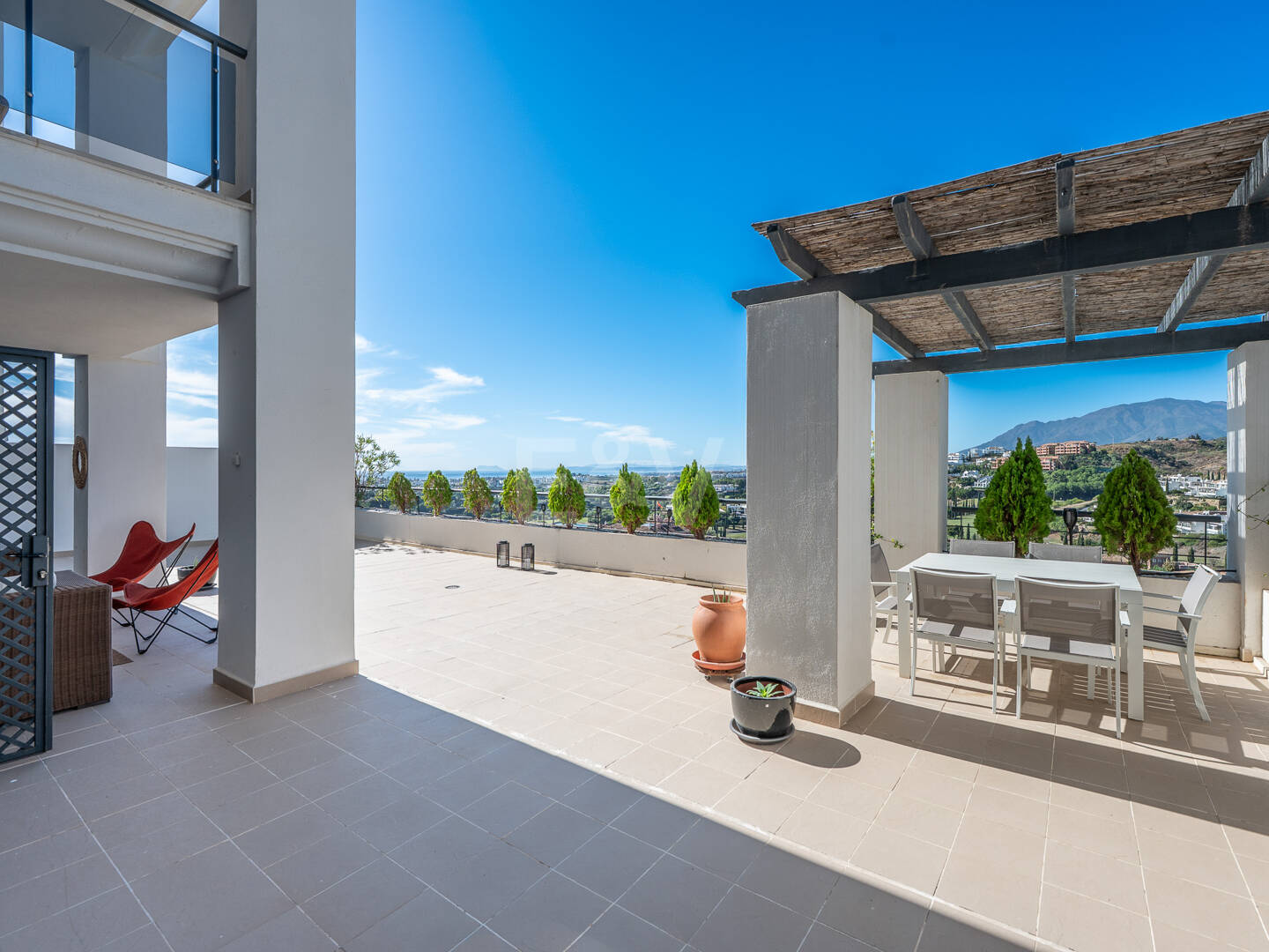 Exklusive Wohnung mit Großer Terrasse und Panoramablick auf Golfplatz und Meer