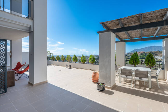 Exklusive Wohnung mit Großer Terrasse und Panoramablick auf Golfplatz und Meer