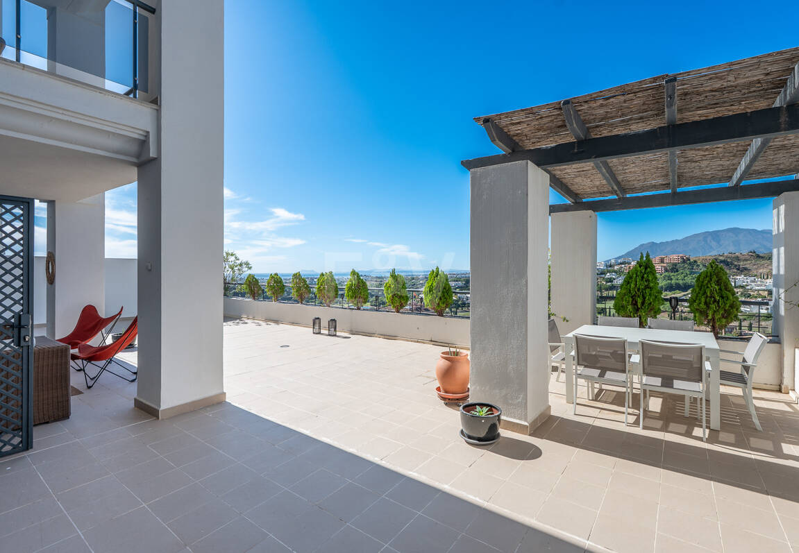 Exklusive Wohnung mit Großer Terrasse und Panoramablick auf Golfplatz und Meer
