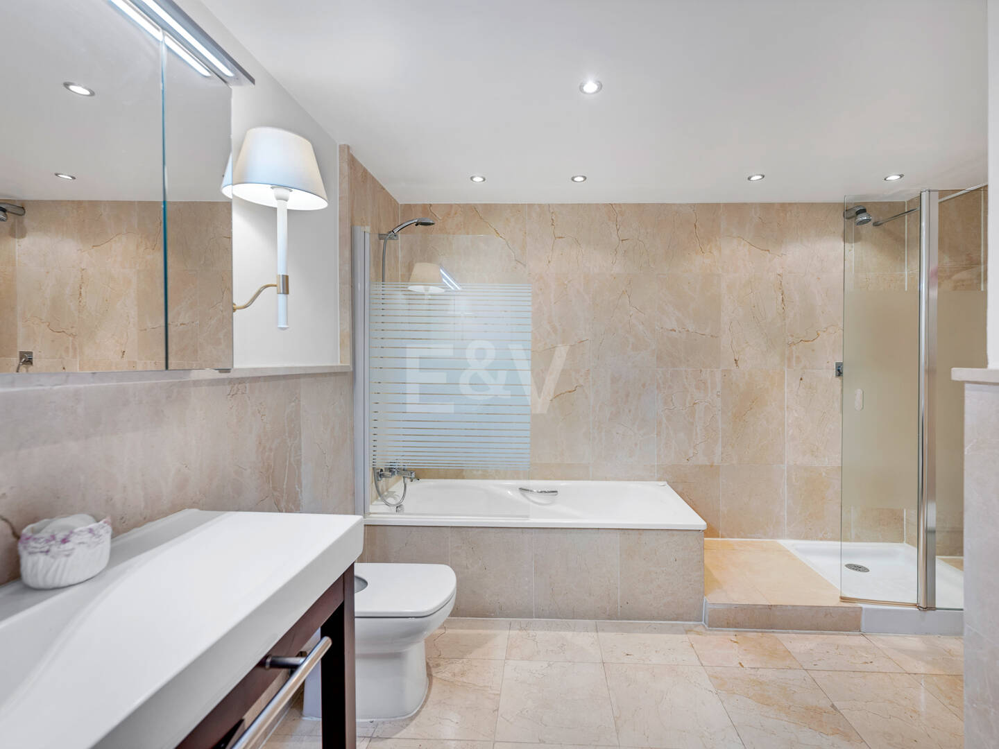 Exklusive Wohnung mit Großer Terrasse und Panoramablick auf Golfplatz und Meer