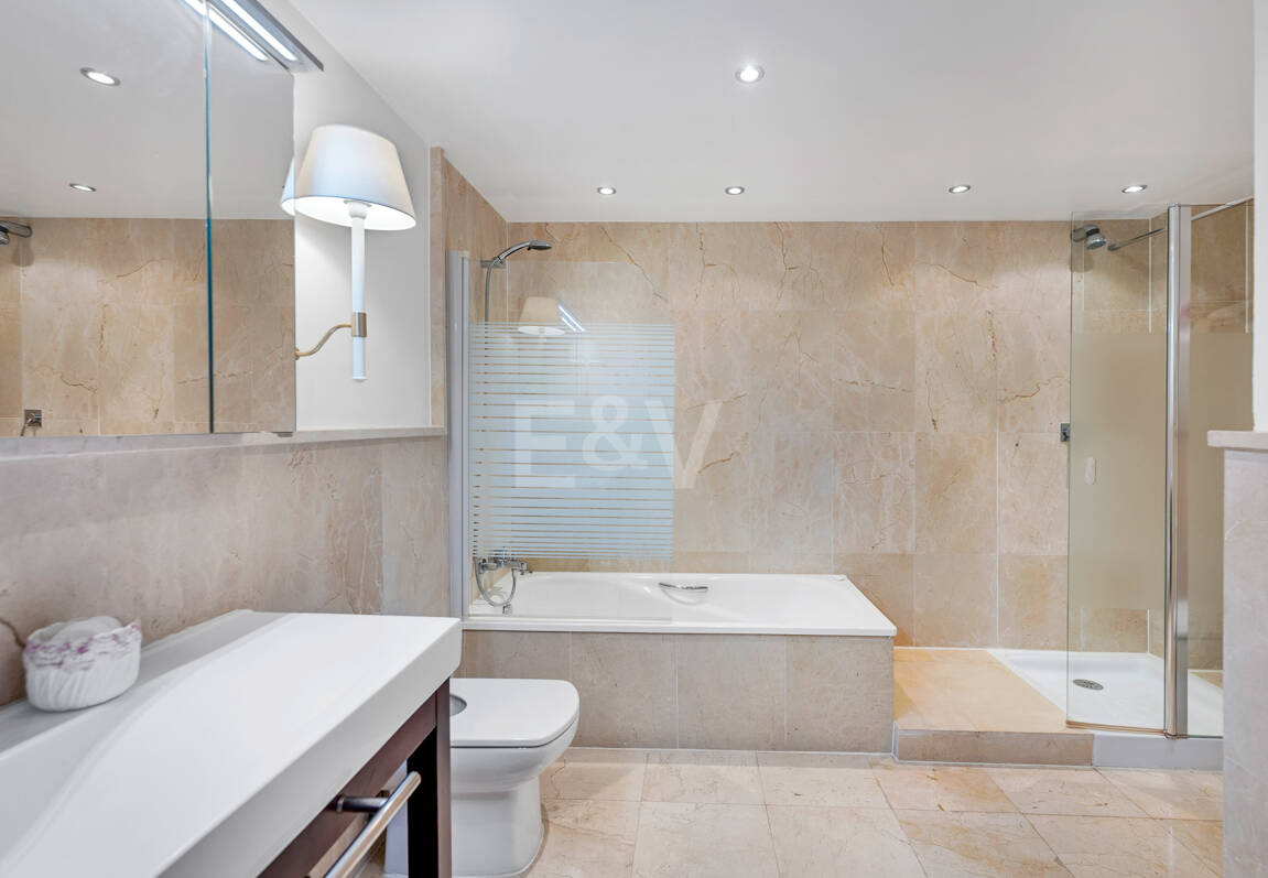 Exklusive Wohnung mit Großer Terrasse und Panoramablick auf Golfplatz und Meer