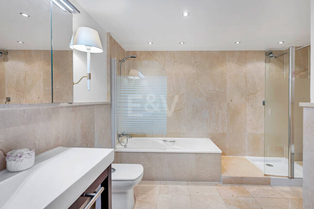 Exklusive Wohnung mit Großer Terrasse und Panoramablick auf Golfplatz und Meer