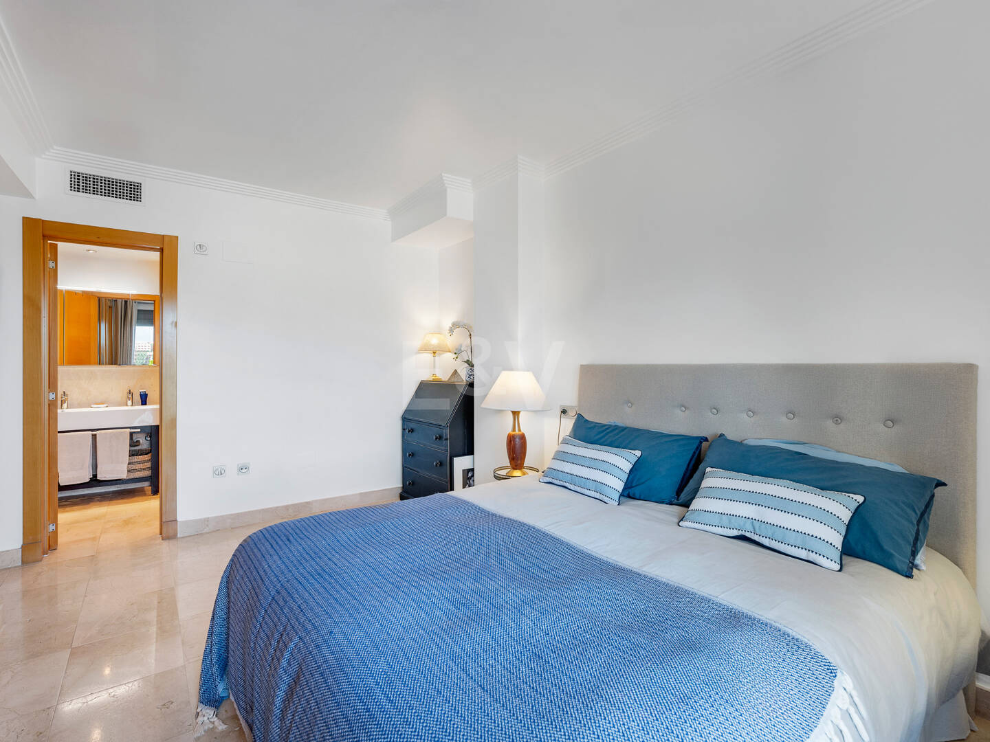 Exklusive Wohnung mit Großer Terrasse und Panoramablick auf Golfplatz und Meer