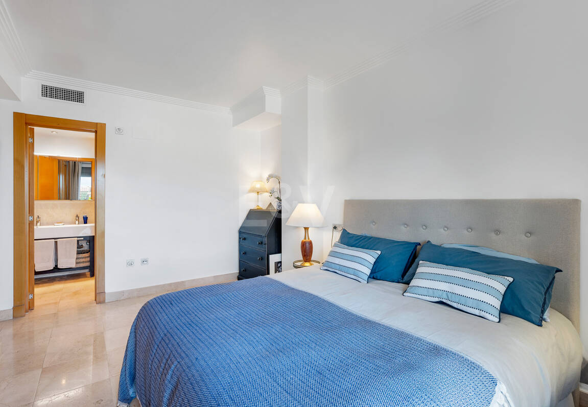 Exklusive Wohnung mit Großer Terrasse und Panoramablick auf Golfplatz und Meer