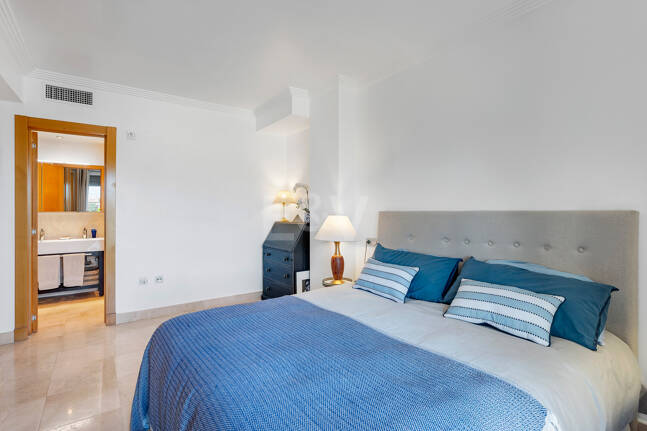 Exklusive Wohnung mit Großer Terrasse und Panoramablick auf Golfplatz und Meer