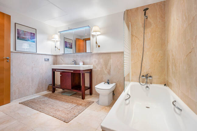 Exklusive Wohnung mit Großer Terrasse und Panoramablick auf Golfplatz und Meer