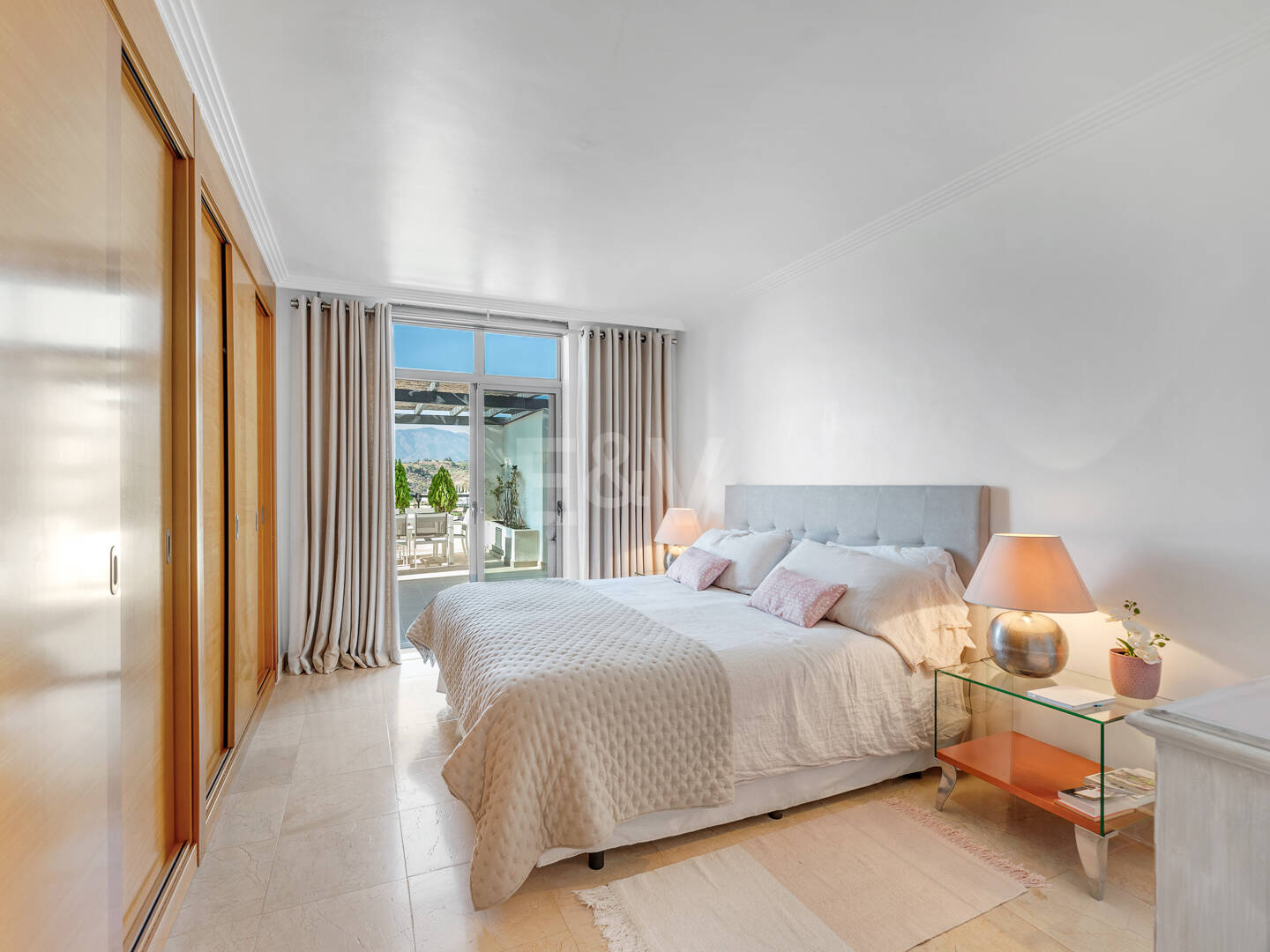 Exklusive Wohnung mit Großer Terrasse und Panoramablick auf Golfplatz und Meer