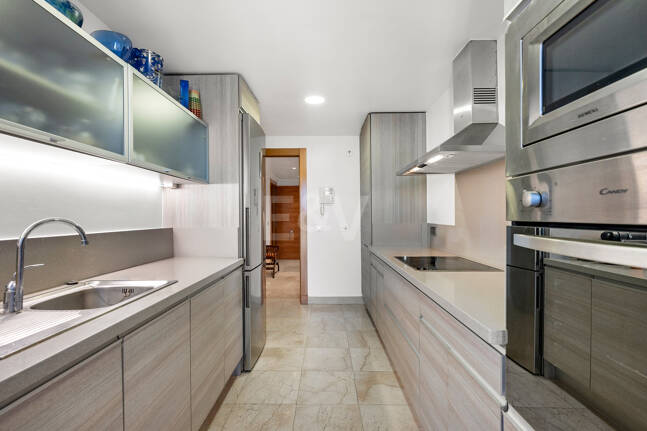 Exklusive Wohnung mit Großer Terrasse und Panoramablick auf Golfplatz und Meer