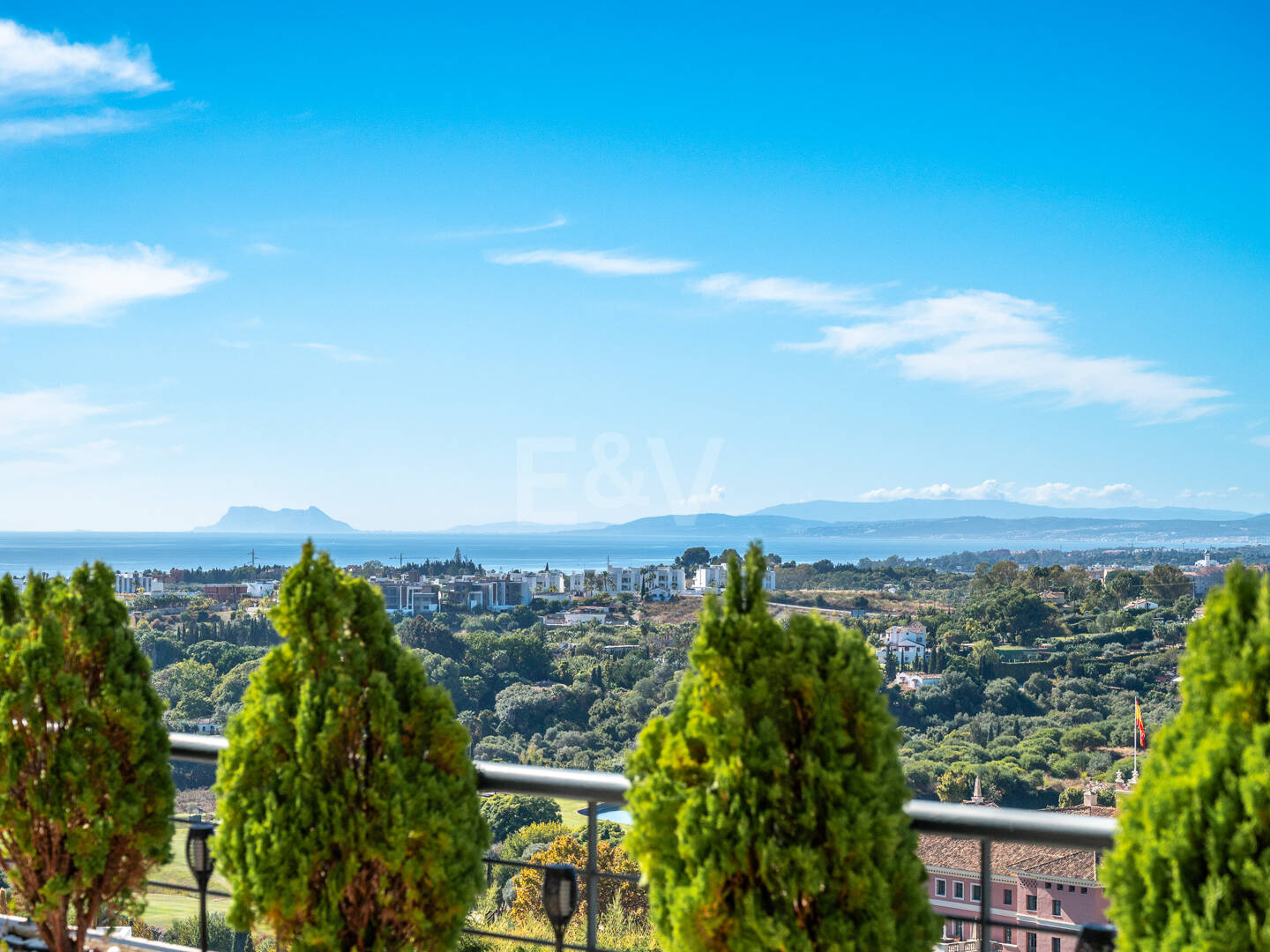 Exklusive Wohnung mit Großer Terrasse und Panoramablick auf Golfplatz und Meer