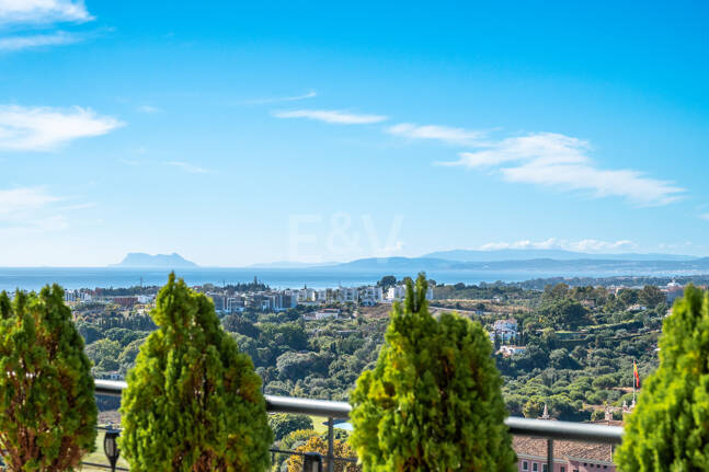 Exklusive Wohnung mit Großer Terrasse und Panoramablick auf Golfplatz und Meer