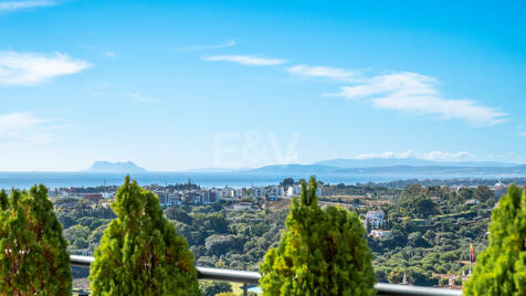 Exklusive Wohnung mit Großer Terrasse und Panoramablick auf Golfplatz und Meer