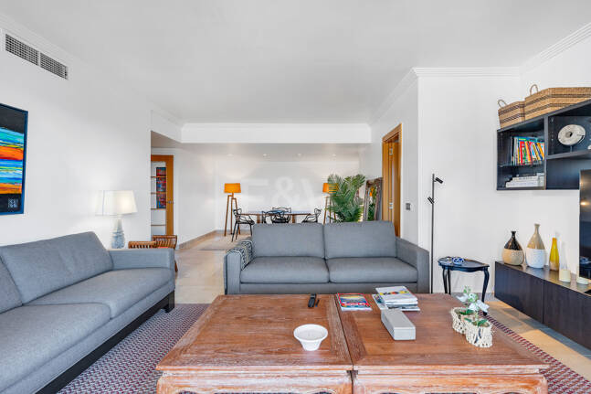 Exklusive Wohnung mit Großer Terrasse und Panoramablick auf Golfplatz und Meer