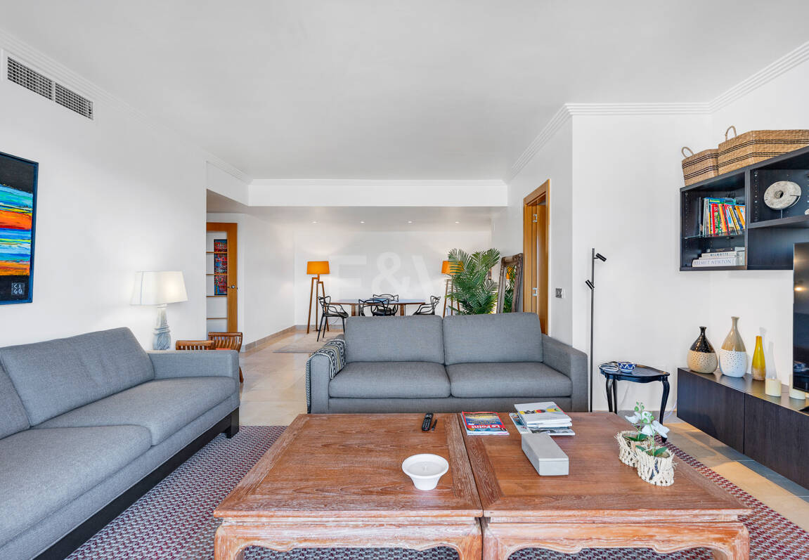 Exklusive Wohnung mit Großer Terrasse und Panoramablick auf Golfplatz und Meer