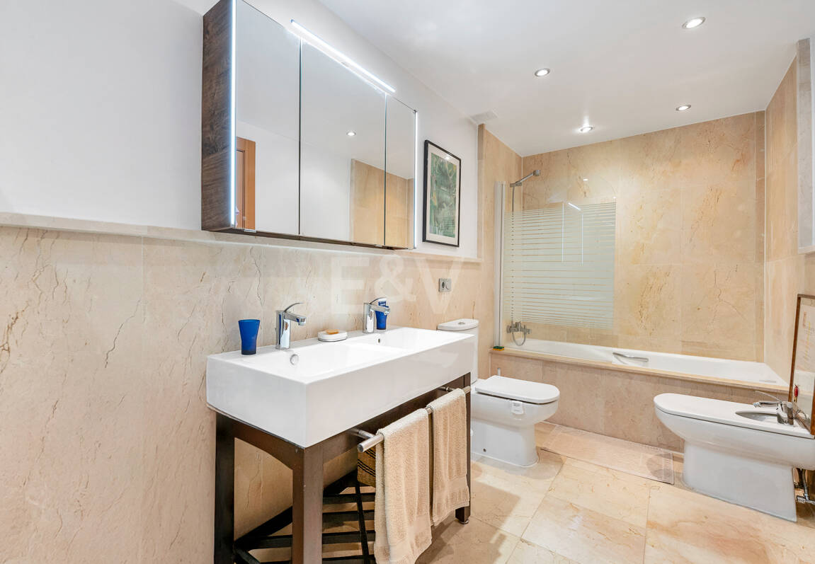 Exklusive Wohnung mit Großer Terrasse und Panoramablick auf Golfplatz und Meer