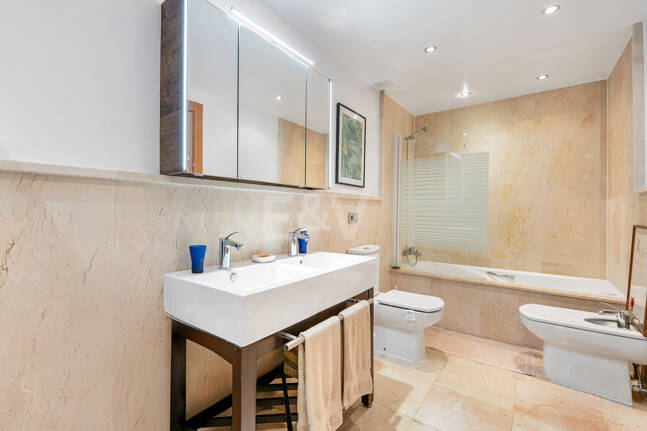 Exklusive Wohnung mit Großer Terrasse und Panoramablick auf Golfplatz und Meer