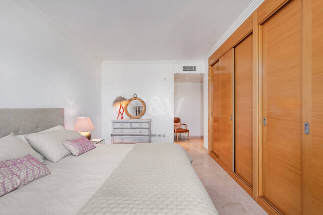 Exklusive Wohnung mit Großer Terrasse und Panoramablick auf Golfplatz und Meer