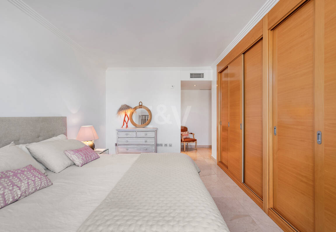 Exklusive Wohnung mit Großer Terrasse und Panoramablick auf Golfplatz und Meer