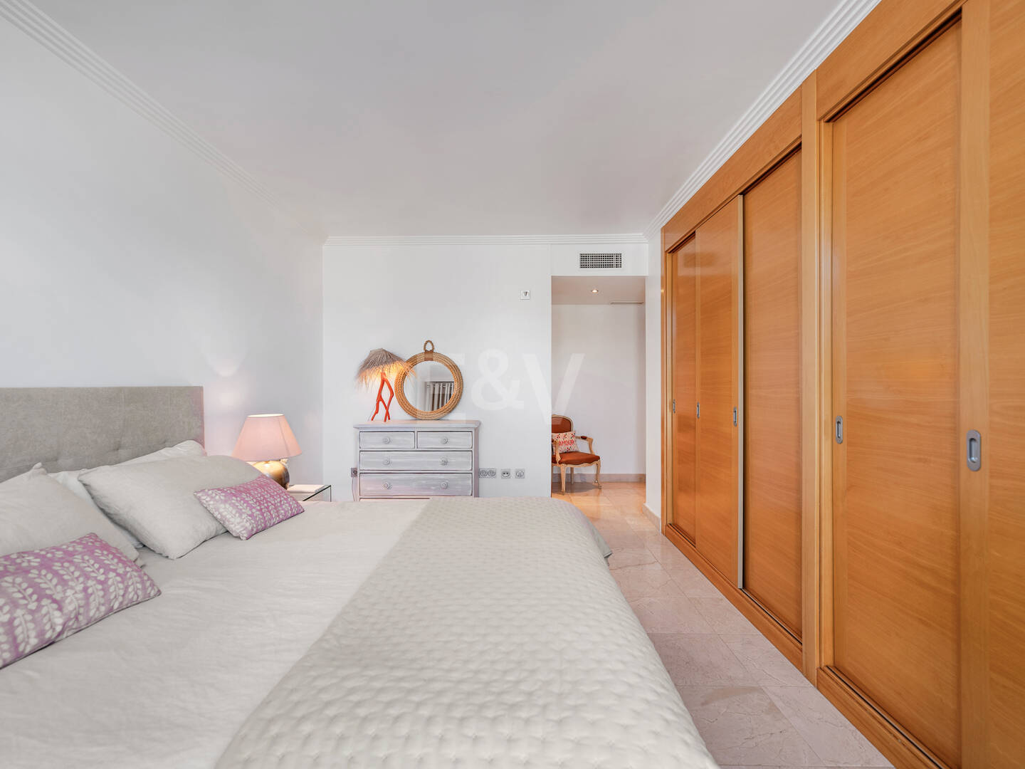 Exklusive Wohnung mit Großer Terrasse und Panoramablick auf Golfplatz und Meer