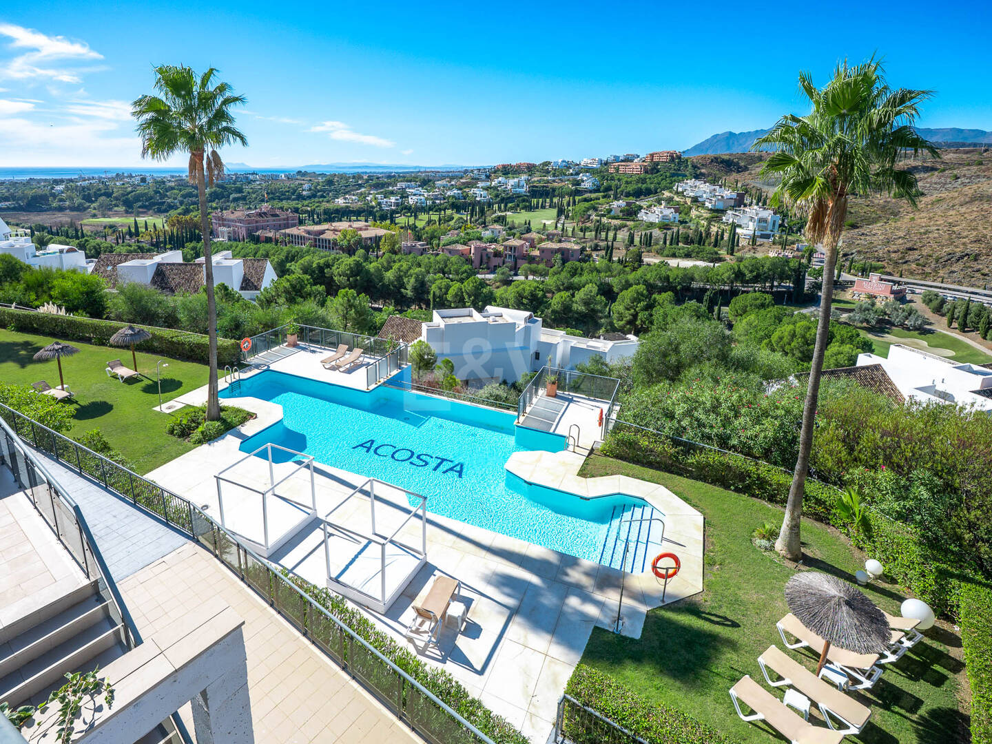 Exklusive Wohnung mit Großer Terrasse und Panoramablick auf Golfplatz und Meer