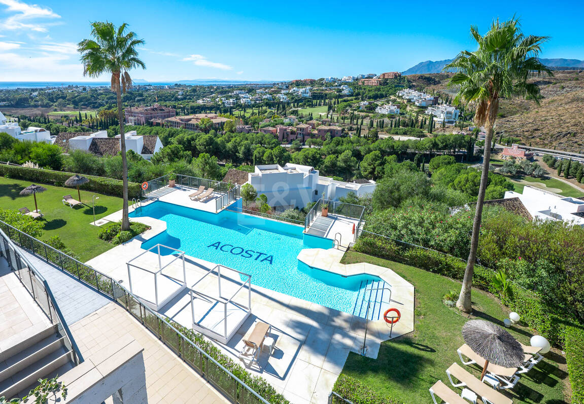 Exklusive Wohnung mit Großer Terrasse und Panoramablick auf Golfplatz und Meer