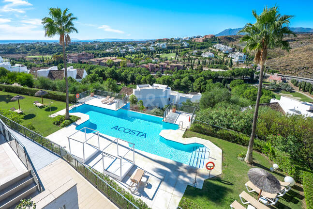 Exklusive Wohnung mit Großer Terrasse und Panoramablick auf Golfplatz und Meer