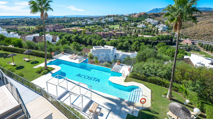 Apartamento exclusivo con gran terraza y vistas panorámicas al campo de golf y al mar